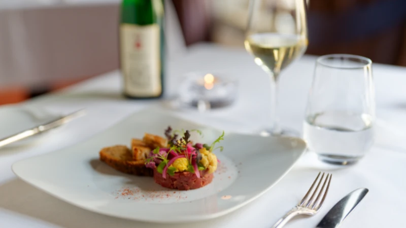 Rinder Tatar, gepickeltes Gemüse, Eigelb & Kräutermayonnaise - Thiel PR